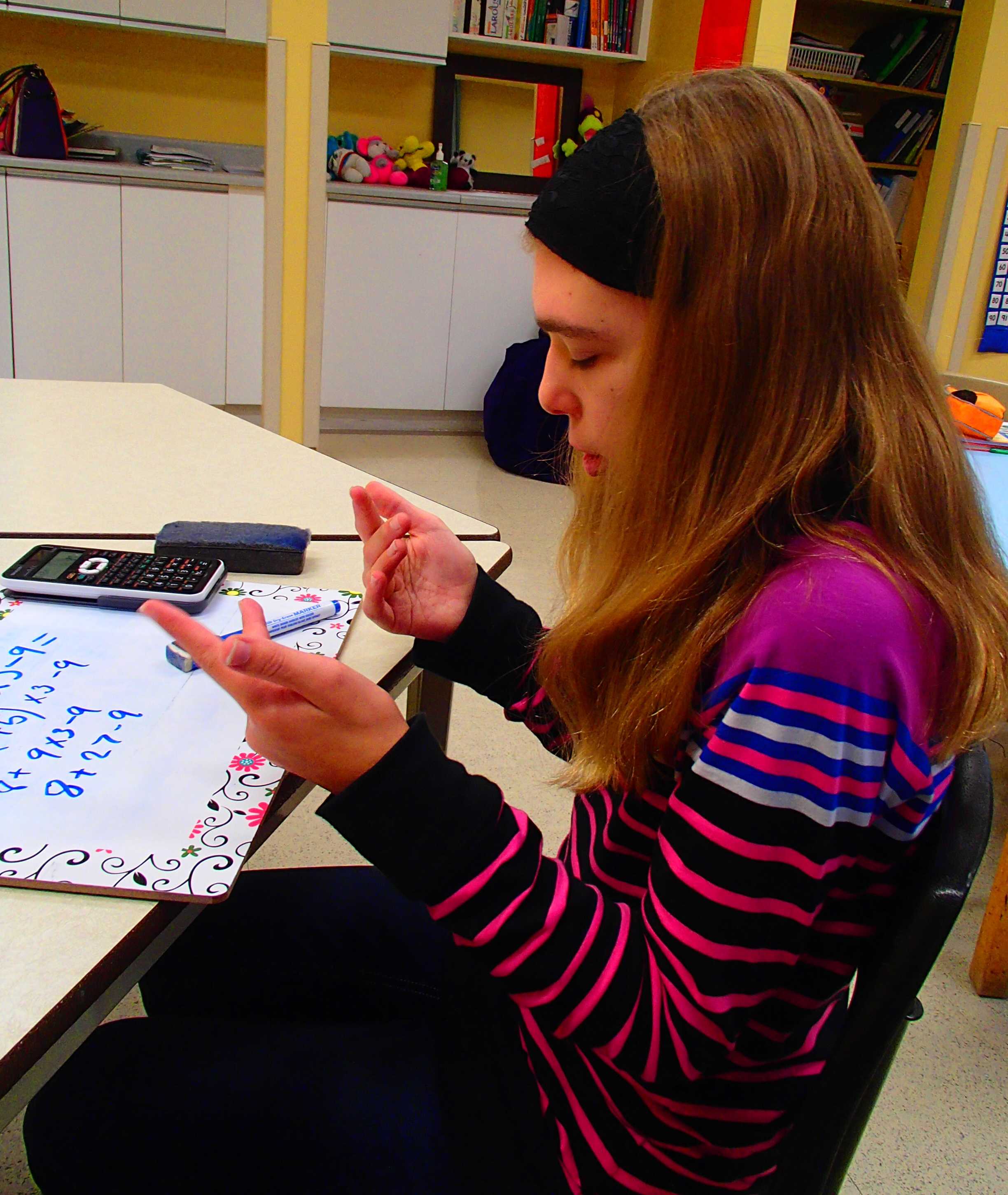 Élève compte sur ses doigts